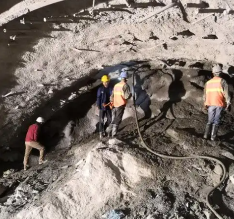 丰顺拱顶带模注浆料的施工流程及注意事项